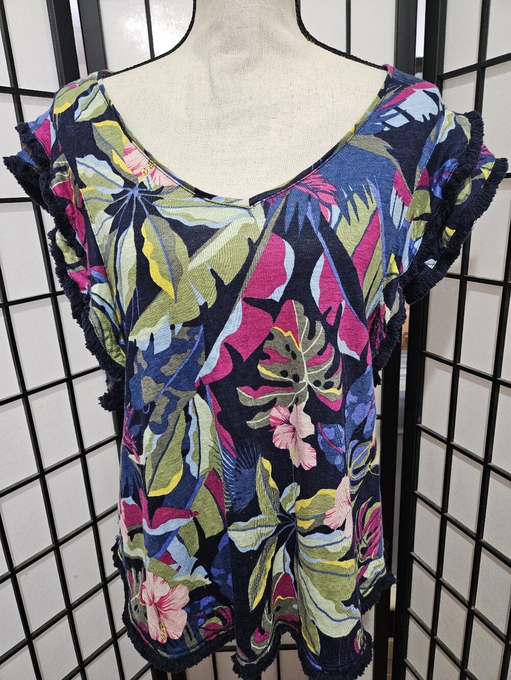 Chico's Size 2/ Large Linnen Flutter Sleeve Tropical Print Flutter Sleeve Top